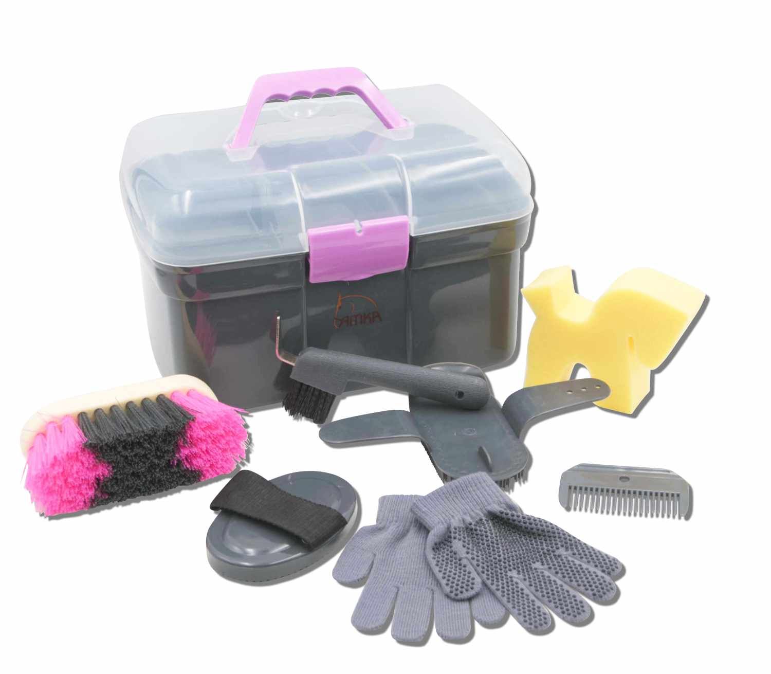 AMKA Putzbox LINA. Die Box ist dunkelgrau mit einem transparenten Deckel und einem rosa Griff. Enthalten sind eine Bürste, ein Hufkratzer, ein Schwamm, Handschuhe, ein Kamm und ein Hufkratzer.