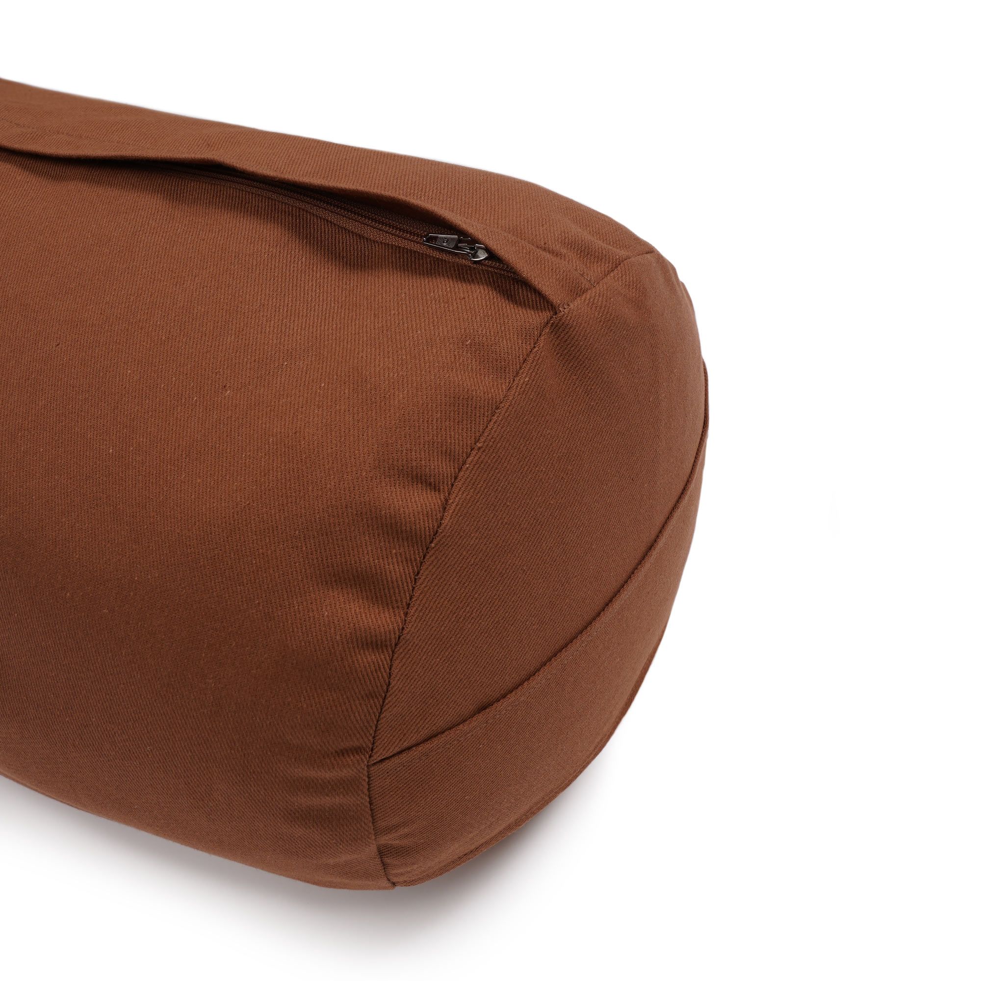 Nahaufnahme des Reißverschlusses an einem braunen Yoga-Bolster.