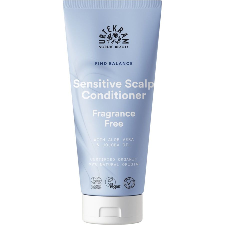 Hellblaue Tube mit Schriftzug. Enthält „Sensitive Scalp Conditioner“ und „Fragrance Free“. Zertifizierungen: Cosmos Organic, Vegan.