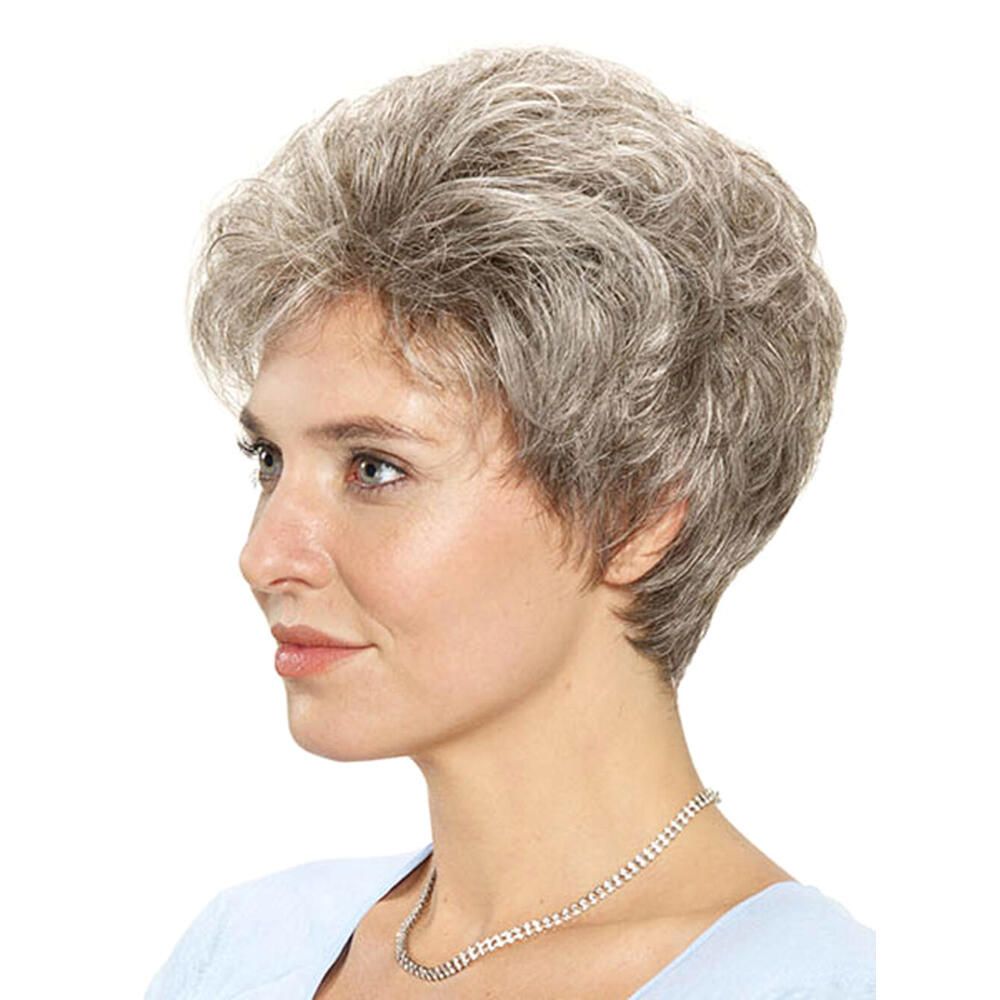 Frau mit grauer Perücke. Seitenansicht. Kurzer, gestufter Schnitt. Hellblauer Hintergrund.