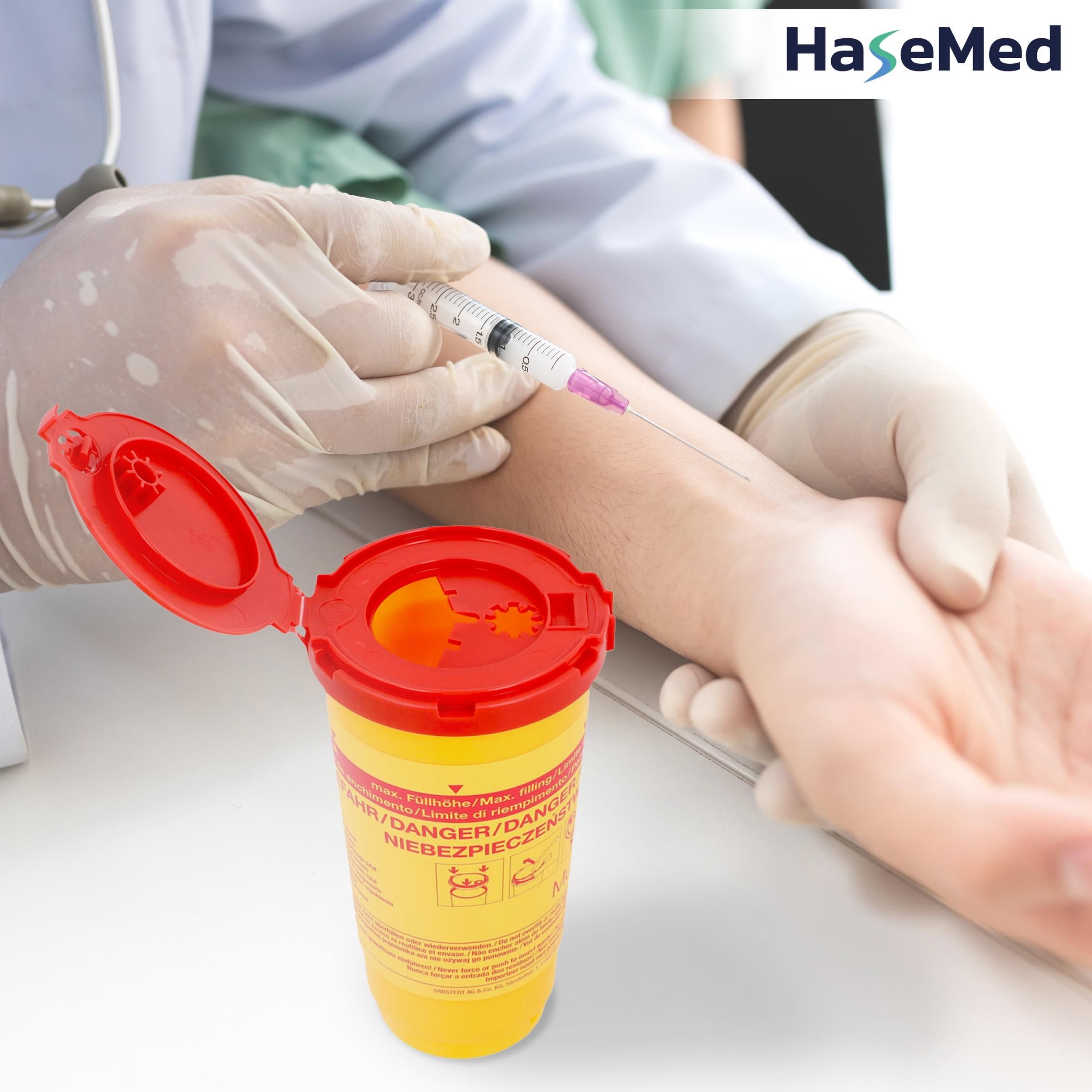 Gelber Kanülensammler mit rotem Deckel. Eine Hand mit Handschuh injiziert eine Spritze in einen Arm.