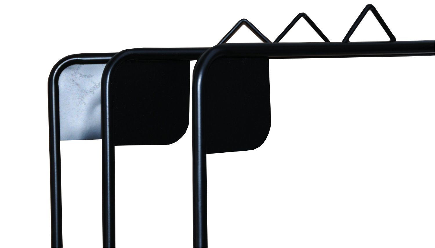 Nahaufnahme des schwarzen Metall-Pferdedeckenhalters mit Aufhängevorrichtungen.