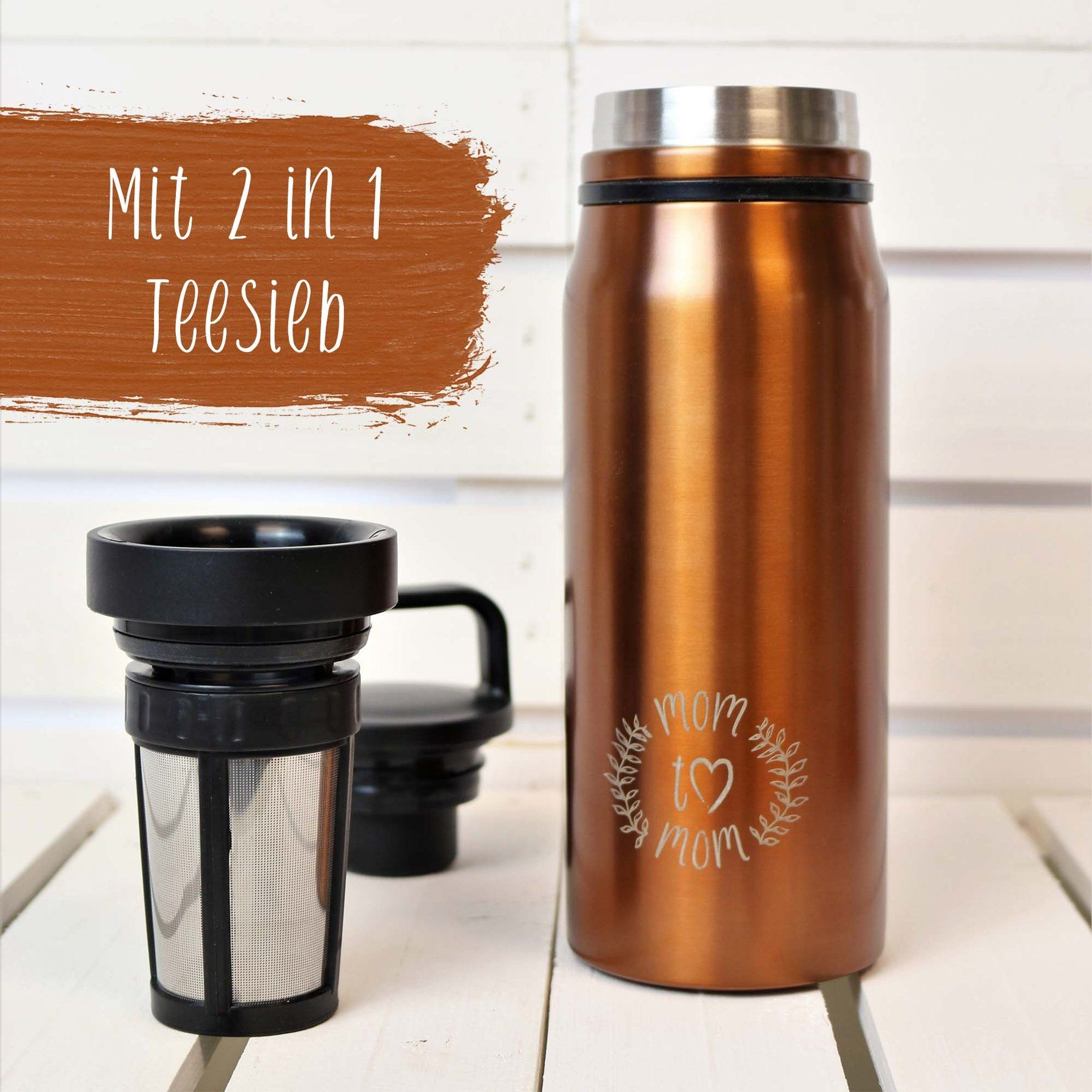 Kupferfarbene Thermosflasche mit schwarzem Deckel und Teesieb. Text: Mit 2 in 1 Teesieb. Edelstahl. Gravur: mom to mom mit Herz.