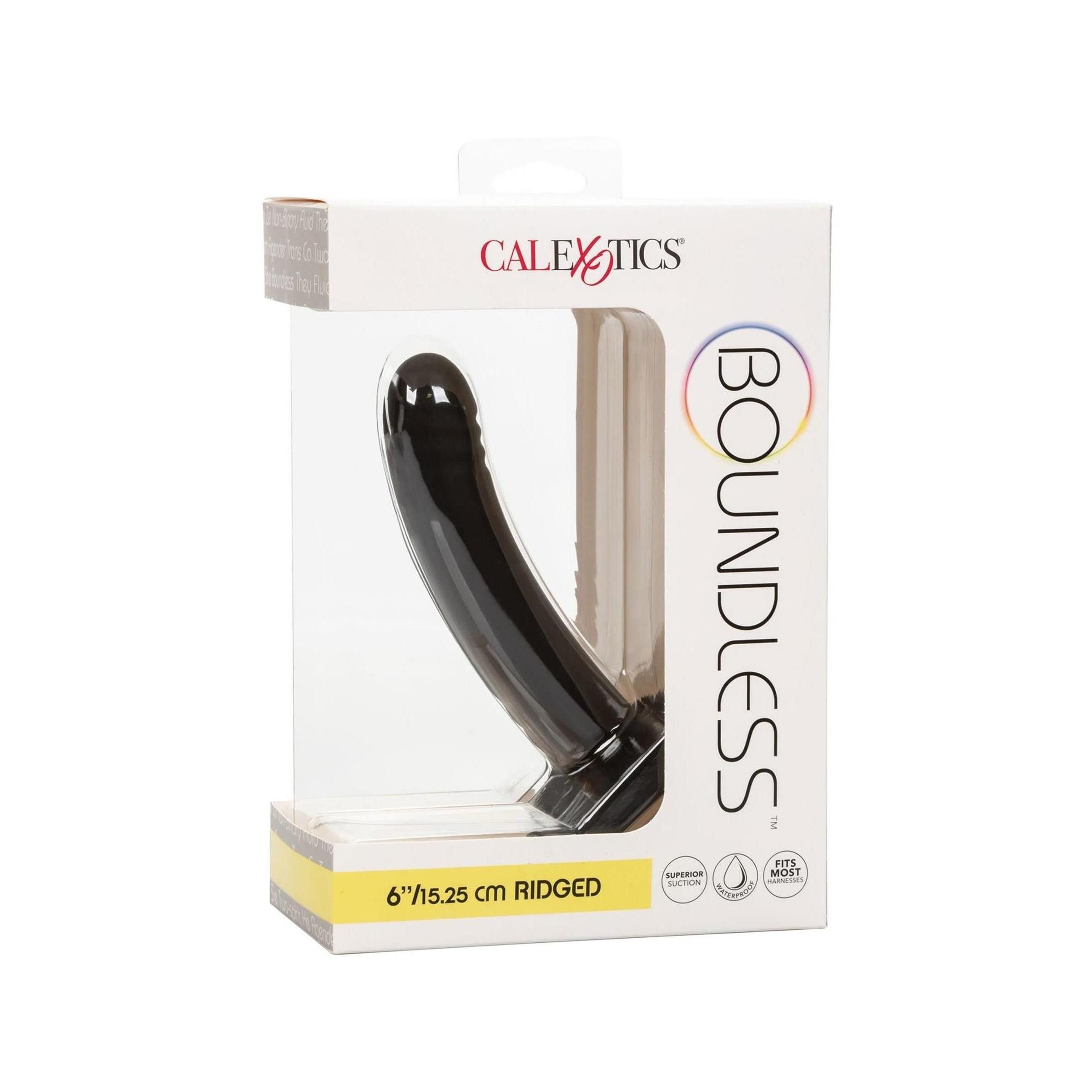 Schwarzer, geriffelter Sexspielzeug in Verpackung. Marke CalExotics, Produktname Boundless. 6"/15,25 cm. Mit Saugnapf.