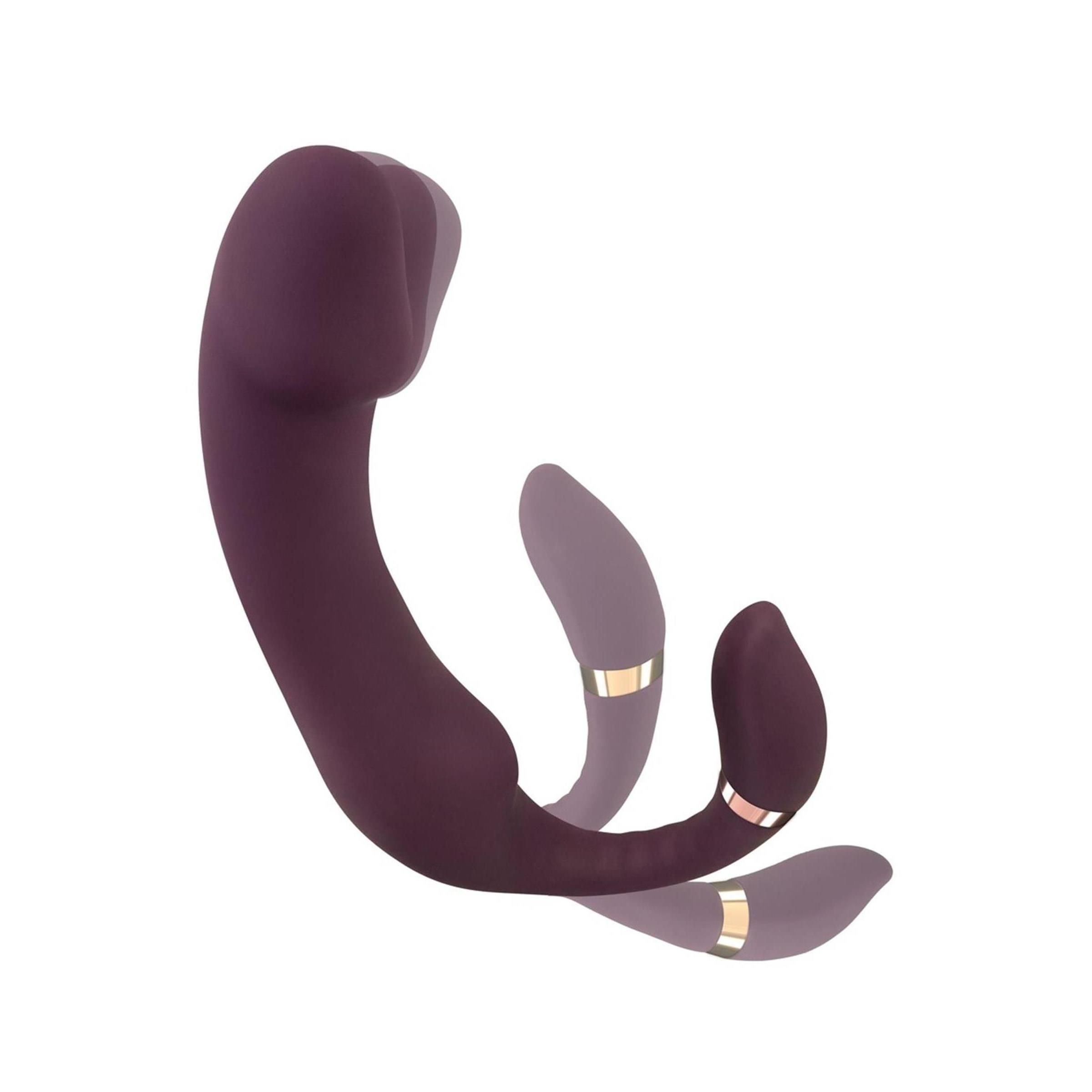 Lila Vibrator mit gebogener Form. Mit Stimulator-Aufsatz und goldenem Ring. Auf weißem Hintergrund.