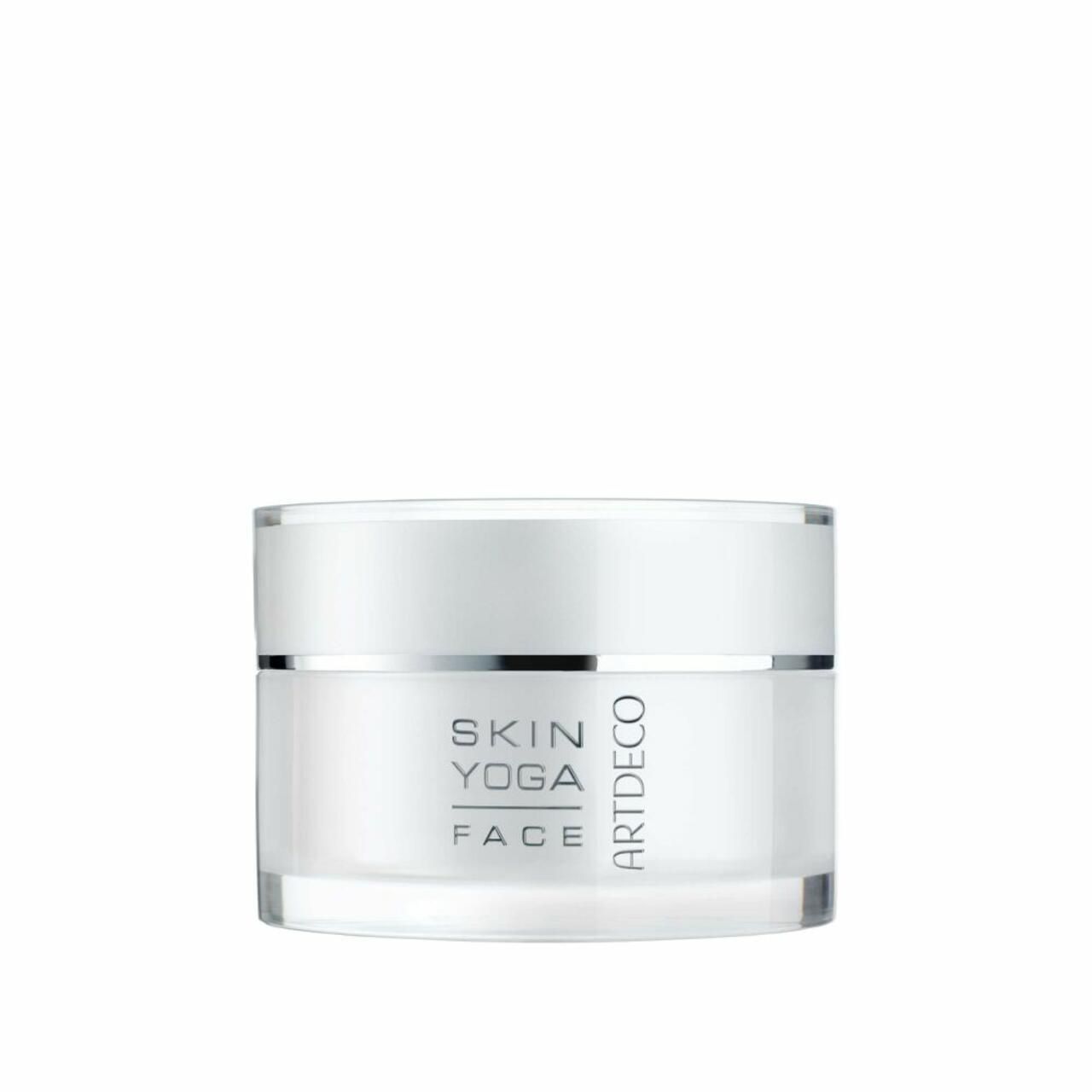 Weißes Cremetiegel mit silbernem Deckel. Aufschrift: SKIN YOGA FACE und ARTDECO.