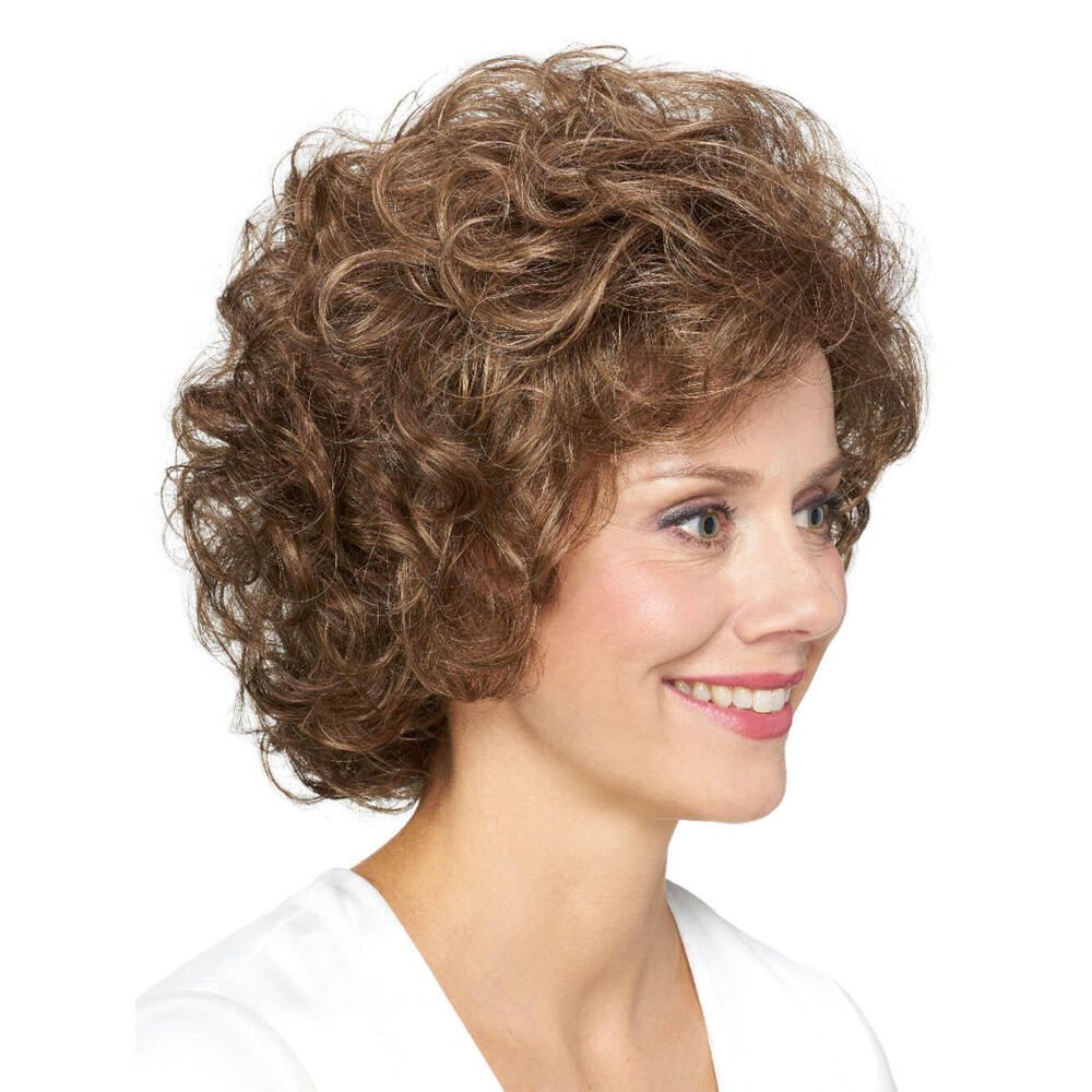 Perücke Viola von Lofty. Kurze, braune Kunsthaarperücke mit Locken. Seitenansicht einer Frau mit Perücke.