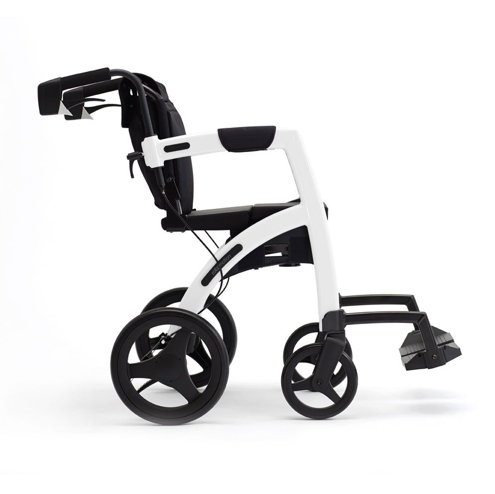 Weißer Rollator mit schwarzen Rädern. Mit Rückenlehne und Fußstütze. Vier Räder, Handgriffe.