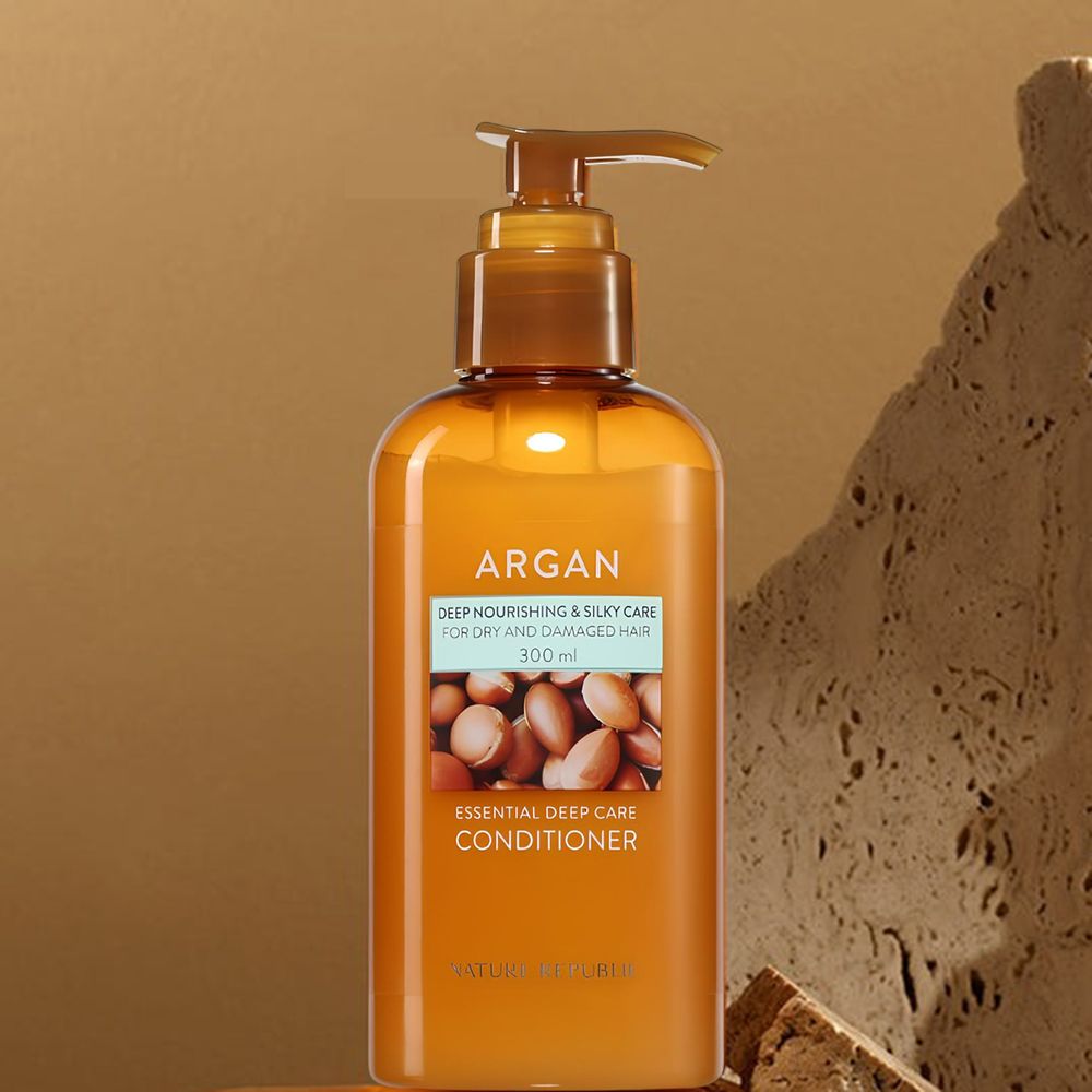 Braune Flasche mit Spender. Aufschrift: Argan, Deep Nourishing & Silky Care, Essential Deep Care Conditioner.