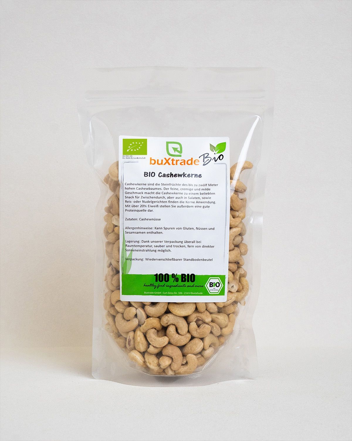 Bio Johannisbrotkernmehl (E410) in einem Standbodenbeutel mit Etikett, daneben ein Würfel mit Mehl und eine Eistüte.