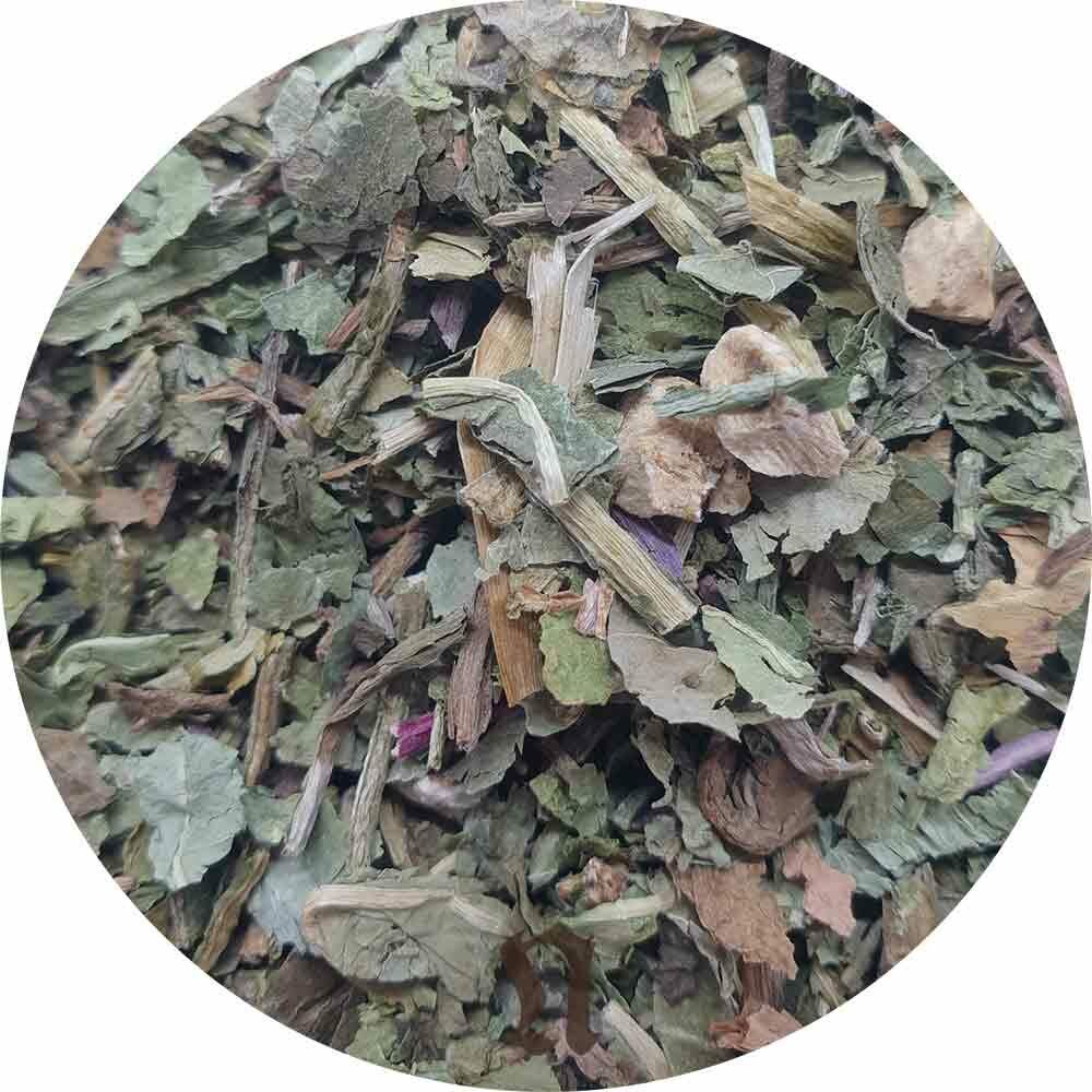 Nahaufnahme von getrockneten Kräutern und Wurzeln, vermutlich Löwenzahn. Die Kräuter sind in einem Kreis angeordnet.