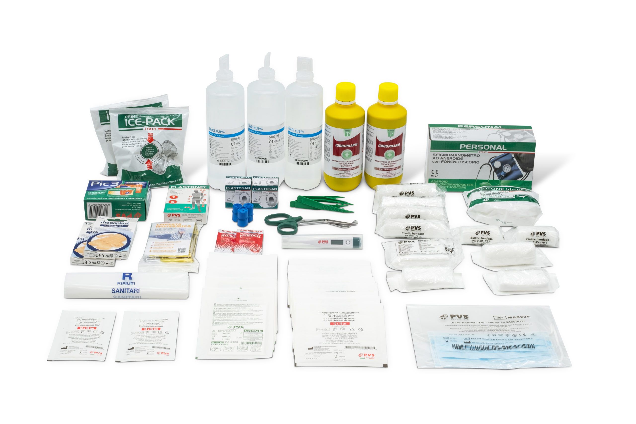 Verschiedene medizinische Artikel, darunter Flaschen, Verbände, Scheren und Instrumente, auf weißem Hintergrund.
