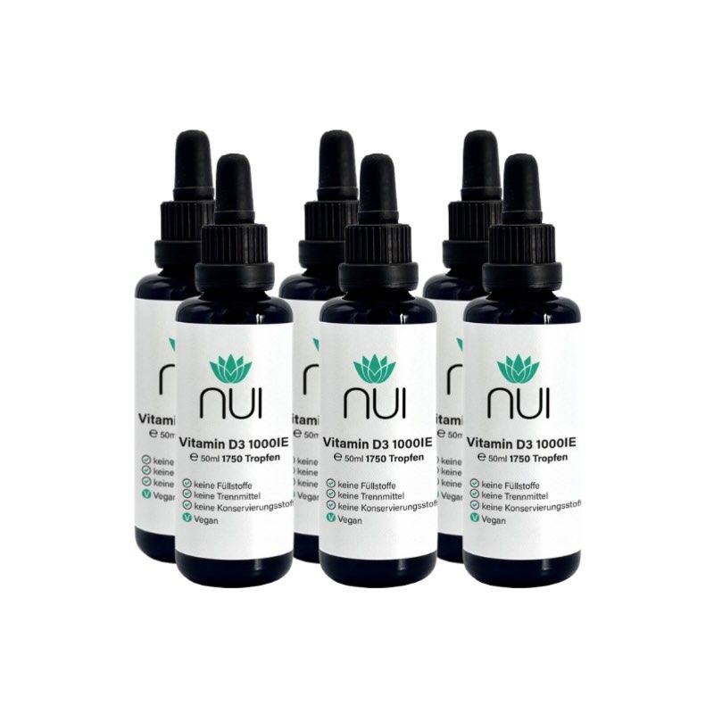 Mehrere Flaschen NUI Vitamin D3 1.000IE. Schwarze Kappe, weiße Etiketten mit Produktinformationen. Vegan.