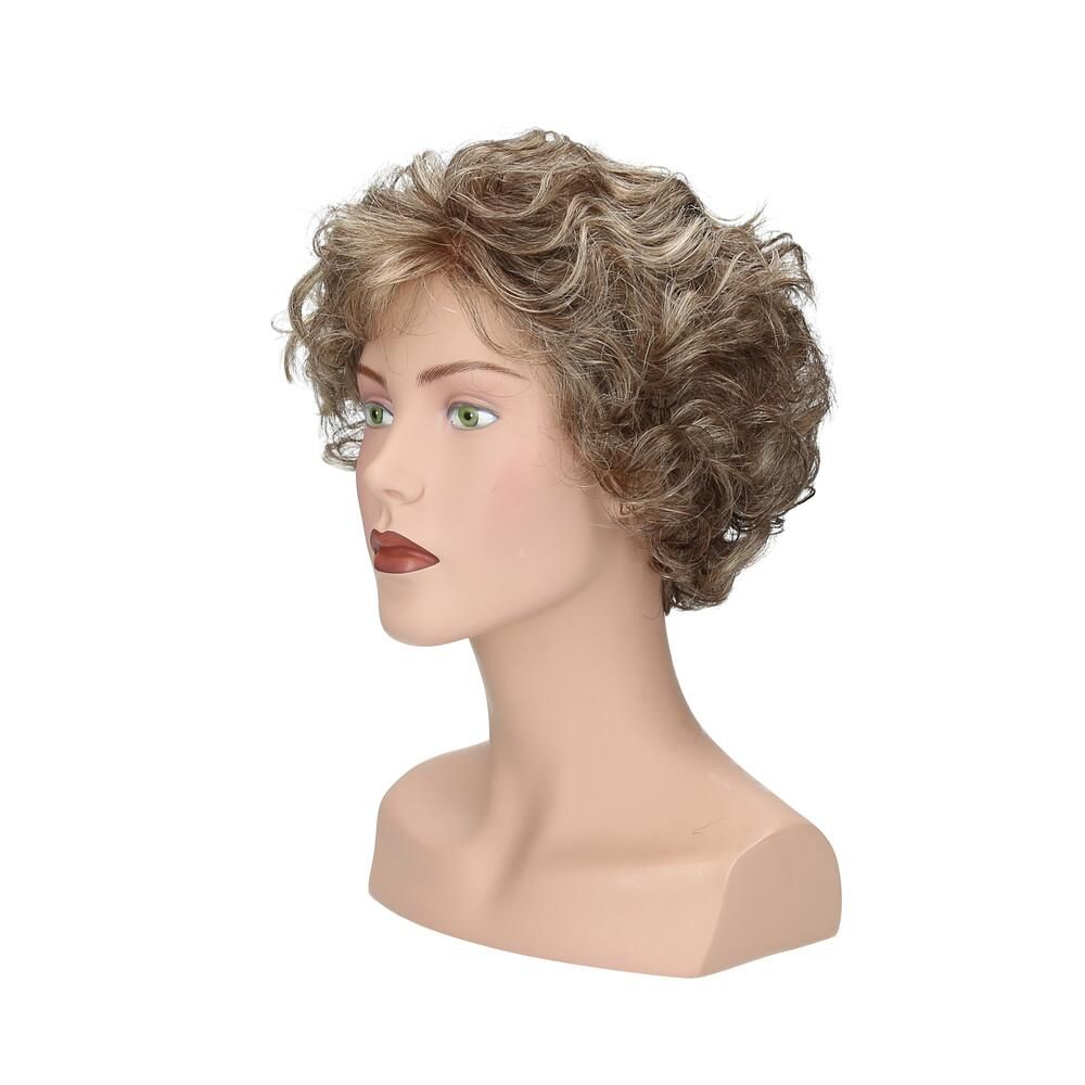 Perücke mit lockigem, blond-braun meliertem Haar auf einem Schaufensterkopf. Seitenansicht.