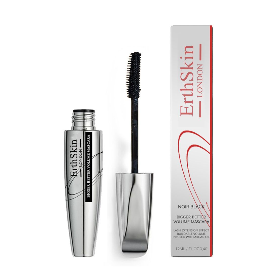 Mascara-Tube und -Verpackung. Silberfarbenes Tube mit schwarzer Bürste. Verpackung mit rotem Akzent und Produktnamen.