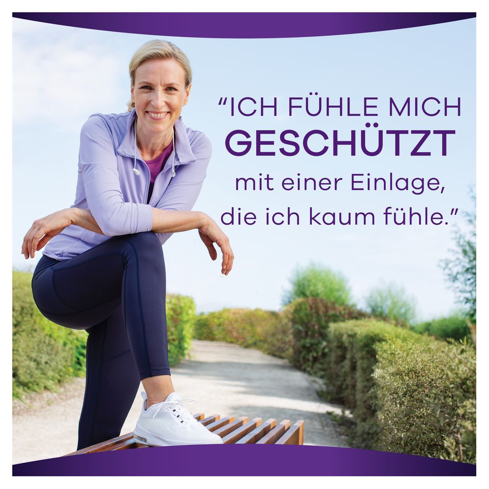 Frau steht an einer Bank. Text: Ich fühle mich geschützt mit einer Einlage, die ich kaum fühle.