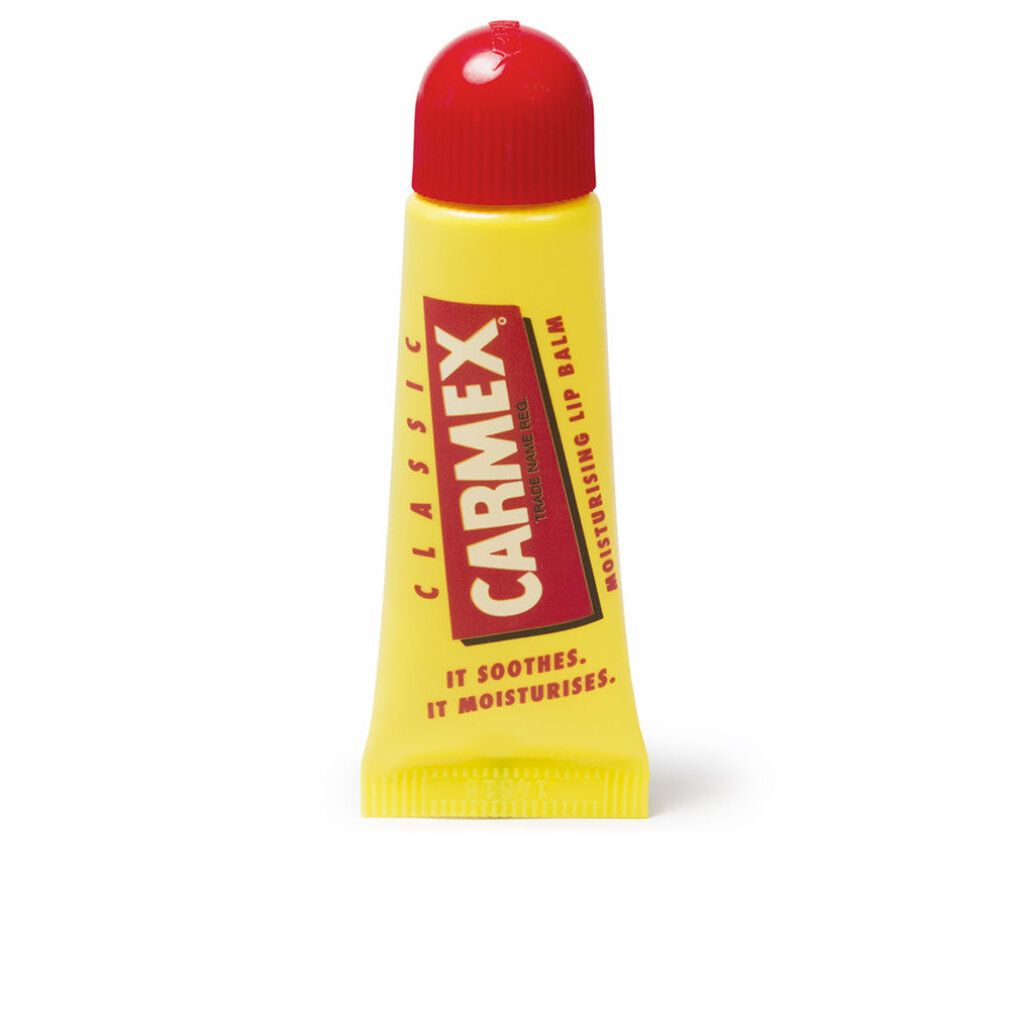 Gelbe Tube mit rotem Deckel. Aufschrift Carmex in Rot. Classic. Moisturising Lip Balm. Text: It soothes. It moisturises.