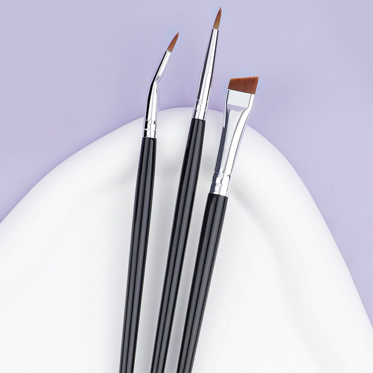 Ein schräger Augen-Make-up-Pinsel wird verwendet, um einen präzisen Eyeliner-Strich zu ziehen.