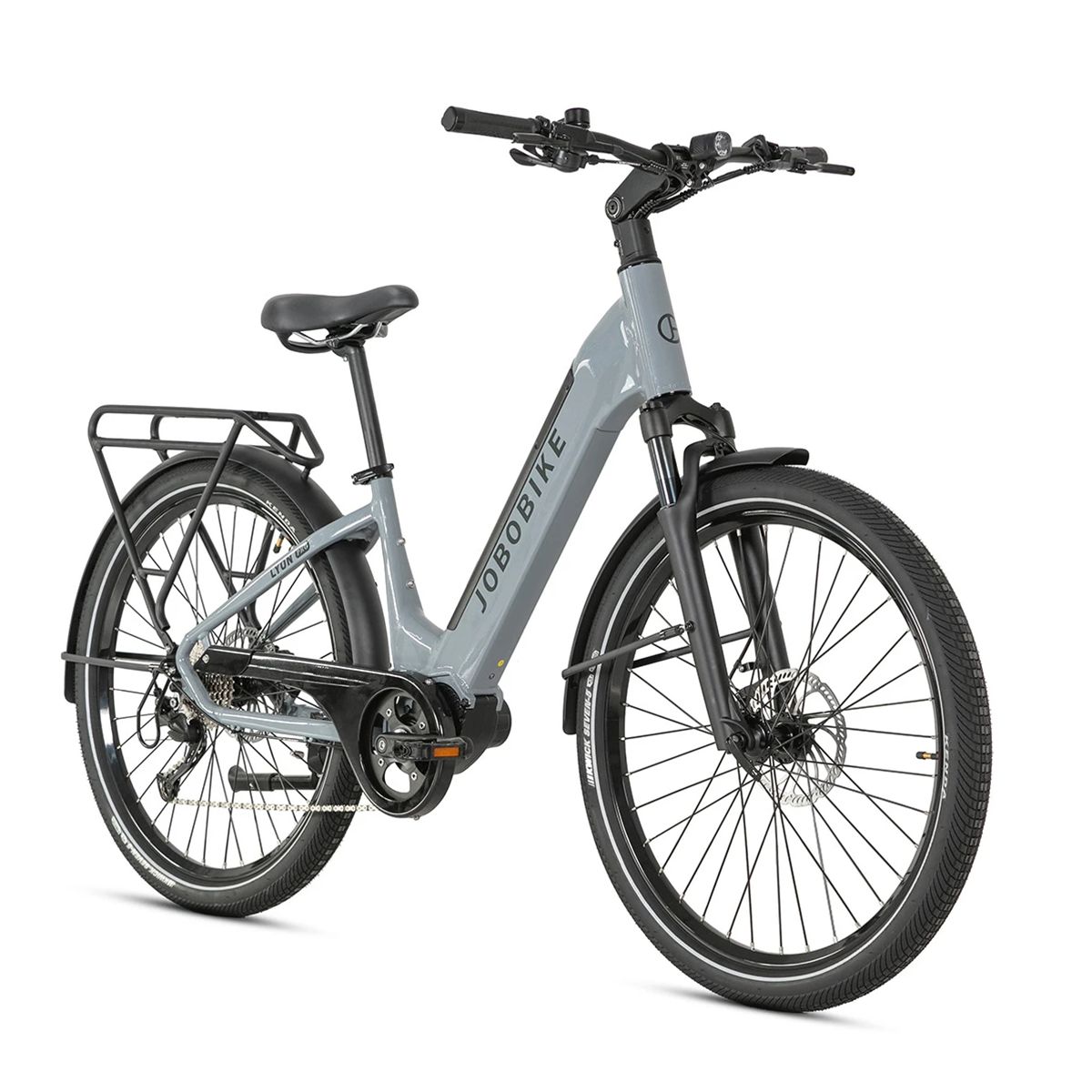 Graues E-Bike mit schwarzem Gepäckträger, Schutzblechen und Reifen. Der Rahmen trägt den Schriftzug JOBOBIKE.