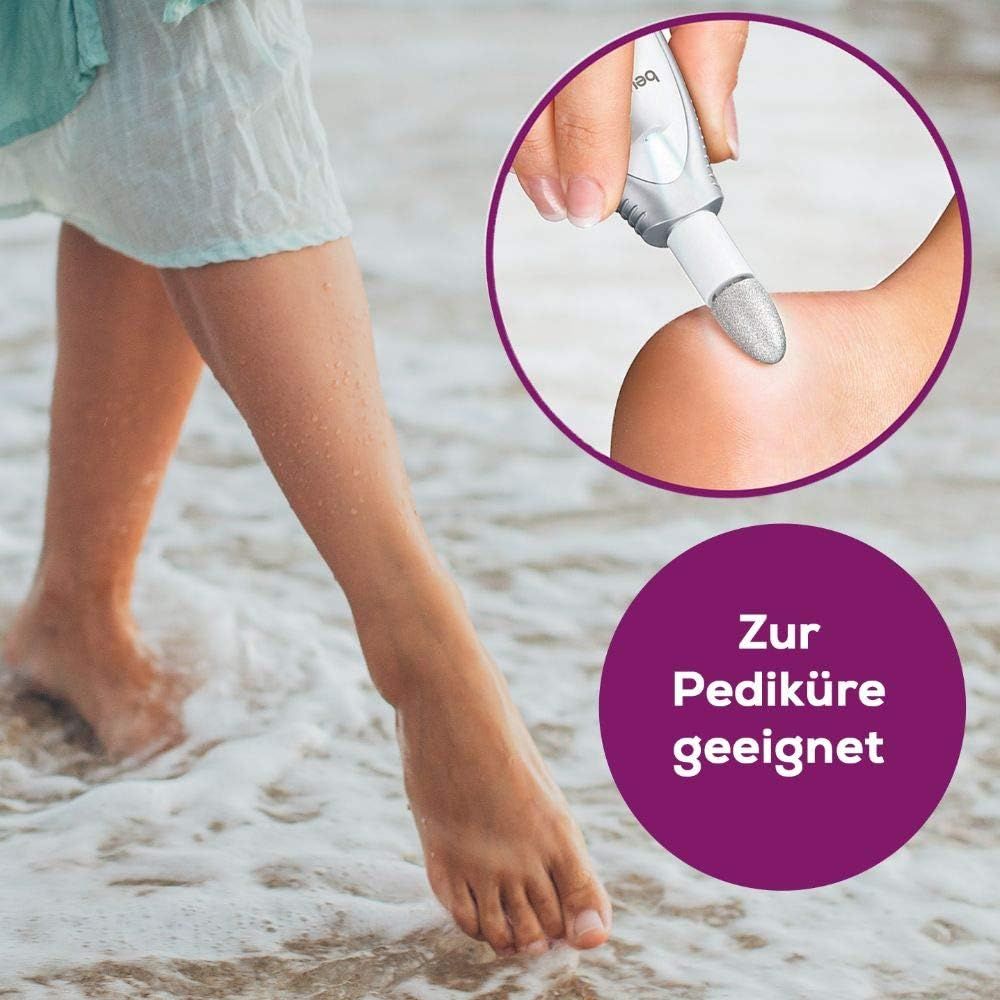 Nagelfeile in Anwendung. Weißes Gehäuse mit grauen Bedienelementen. Füße am Strand. Text: Zur Pediküre geeignet.