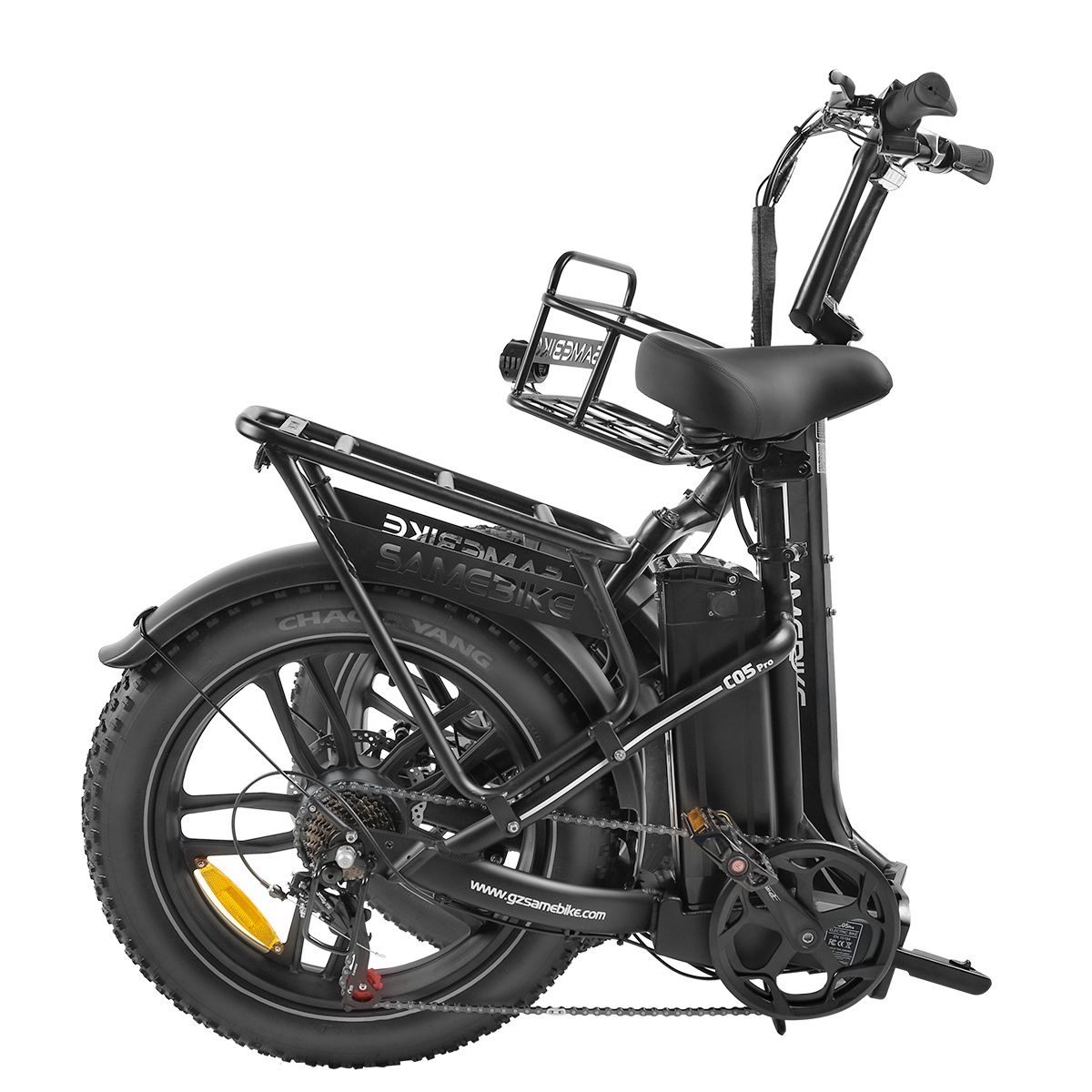 Schwarzes E-Bike SAMEBIKE C05 Pro. Sichtbar: Hinterrad, Gepäckträger, Akku, Kette, Marke.