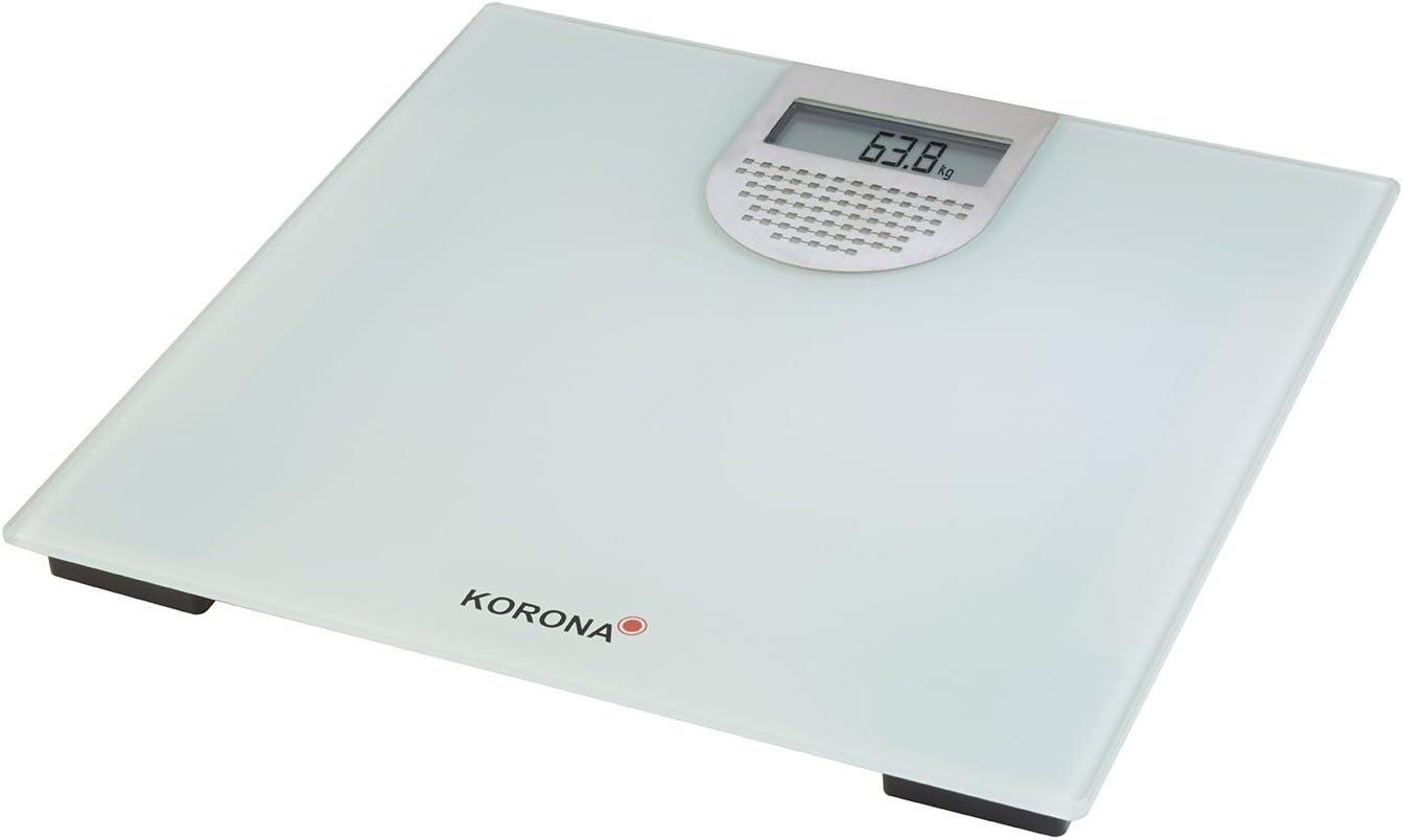 Glaswaage mit digitaler Anzeige. Zeigt 63,8 kg. Quadratische Form, weiß. Marke Korona.