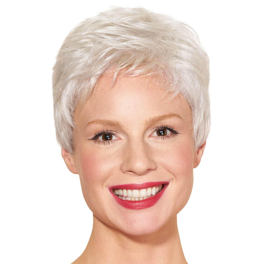 Kurzhaarperücke in Silber, Frontansicht einer Frau mit Make-up.