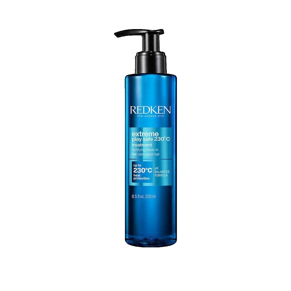Blau-transparente Flasche mit schwarzem Pumpkopf. Aufschrift: Redken, Extreme Play Safe, 230°C Hitzeschutz.