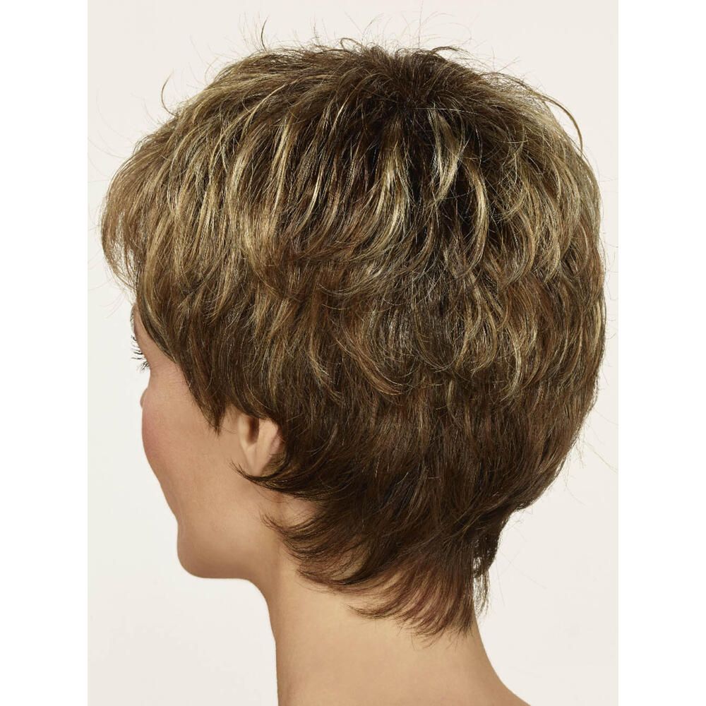 Kurzhaarperücke, braun mit blonden Strähnen. Rückansicht einer Frau mit Perücke.