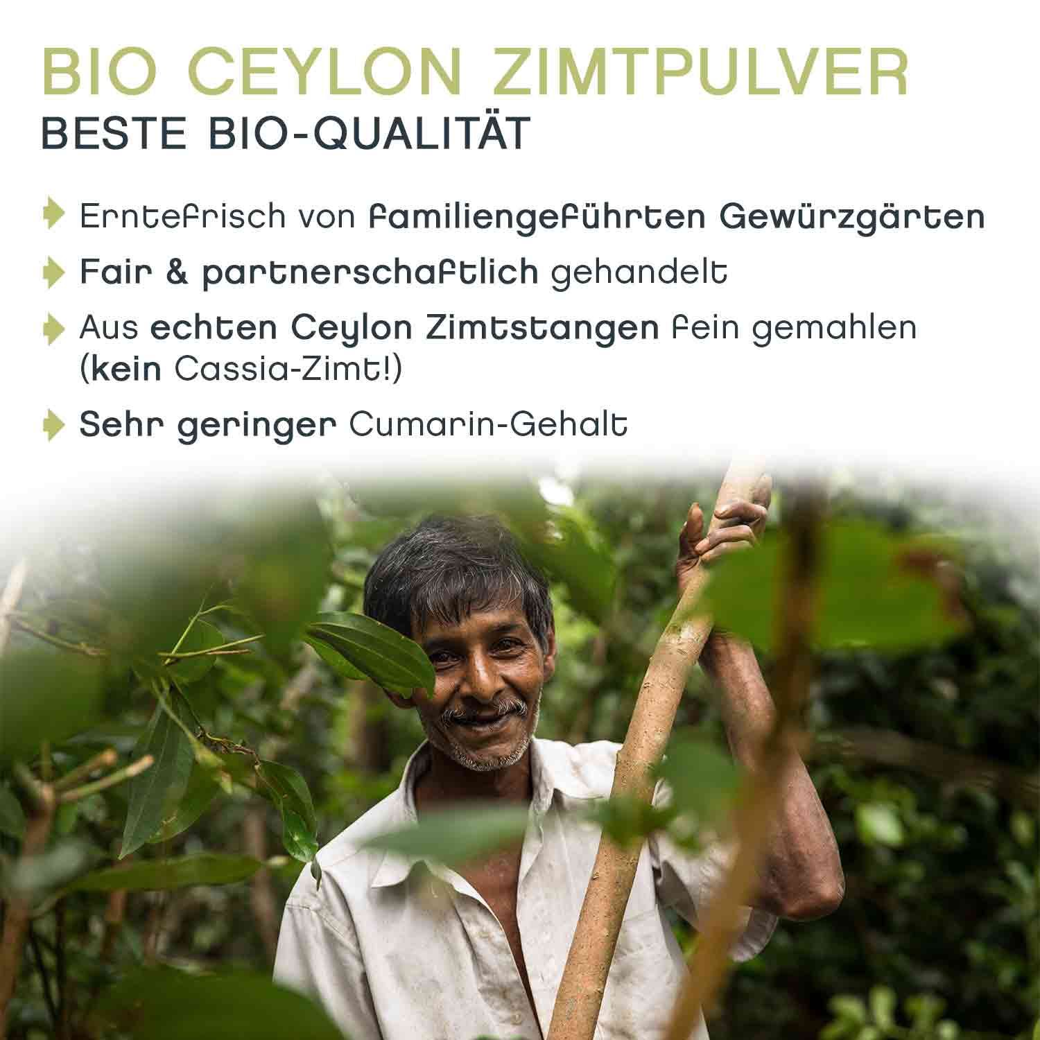 Mann mit Ast in einem Zimtbaum-Anbaugebiet. Text: BIO CEYLON ZIMTPULVER, beste Bio-Qualität.