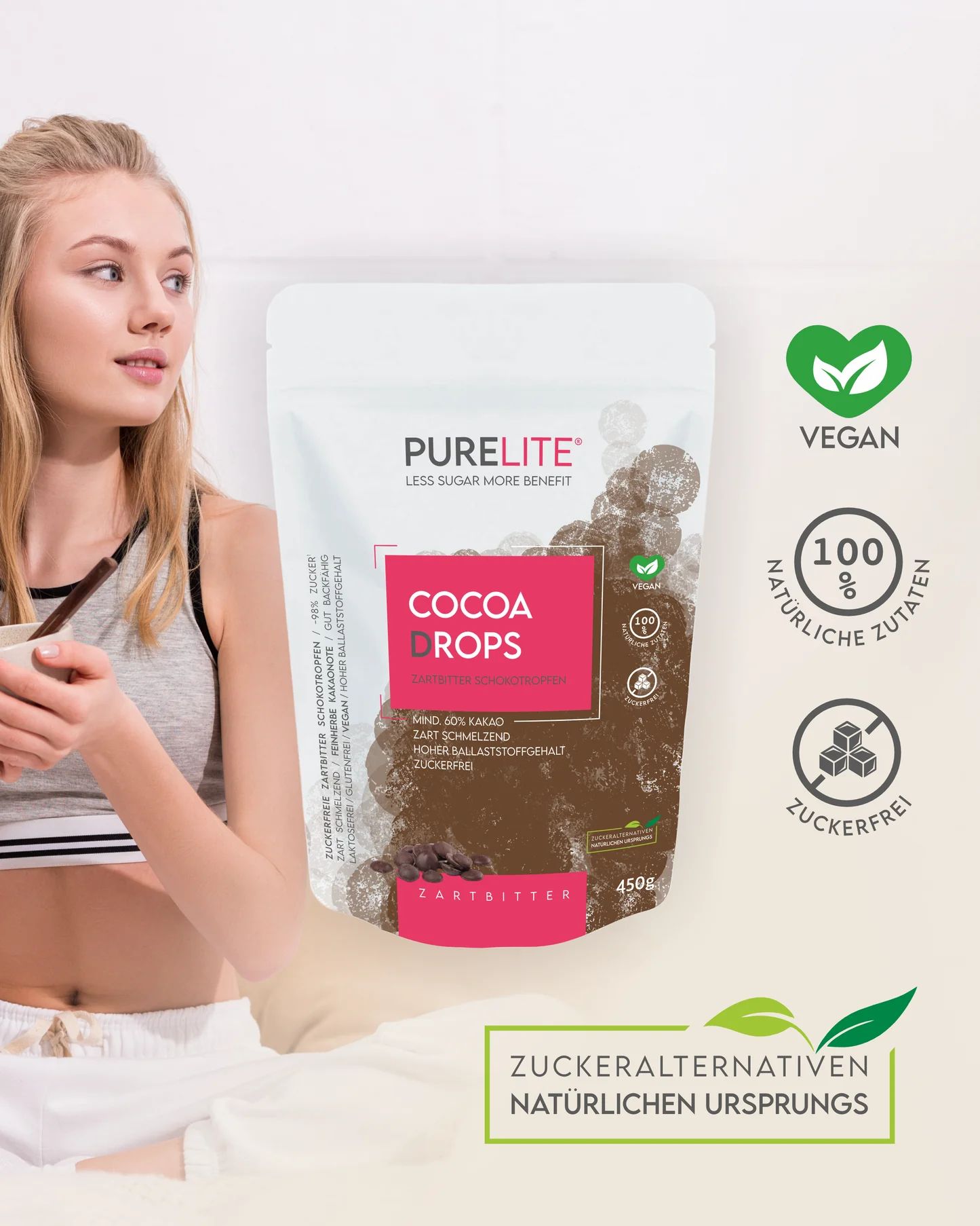 Frau hält Tasse, neben PURELITE Cocoa Drops Zartbitter. Vegan, 100% natürliche Zutaten, zuckerfrei. Aufschrift: Cocoa Drops.