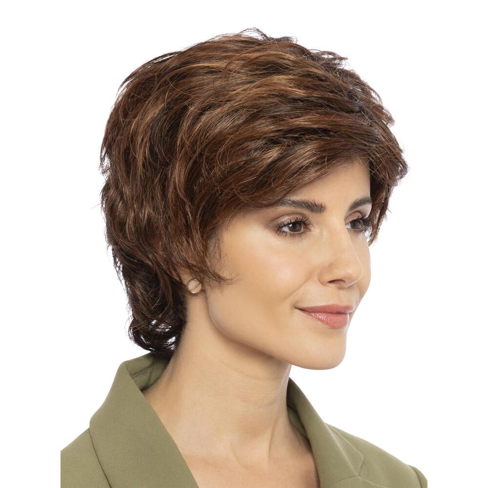 Kurzhaarperücke in Braun mit gewellter Struktur. Seitenansicht einer Frau, die die Perücke trägt.