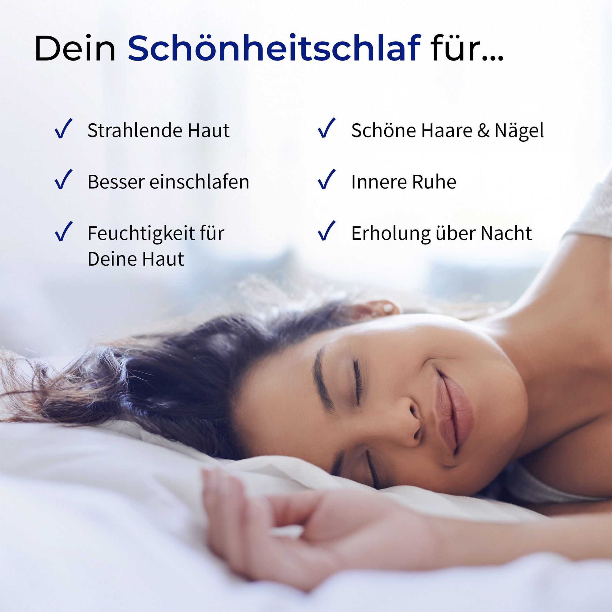 Frau schläft friedlich im Bett. Checkmarks listen Vorteile wie strahlende Haut und besseres Einschlafen auf.
