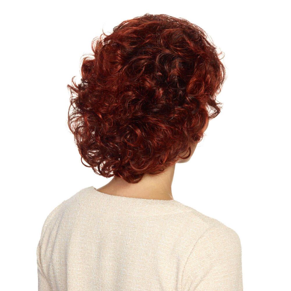 Rückansicht einer Frau mit roter, lockiger Perücke. Sie trägt ein cremefarbenes Oberteil.