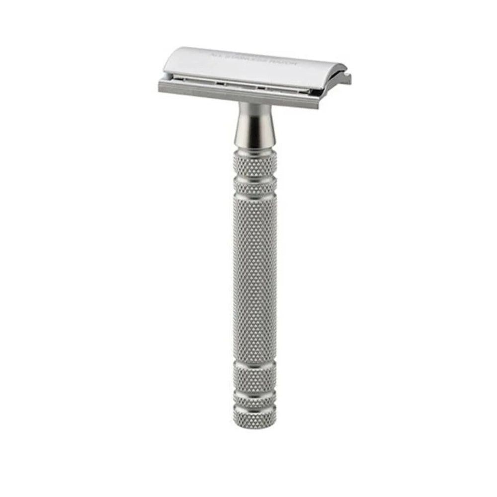 Edelstahl-Rasierhobel mit gerändeltem Griff für sicheren Halt. Klassisches Design mit abgerundetem Kopf.