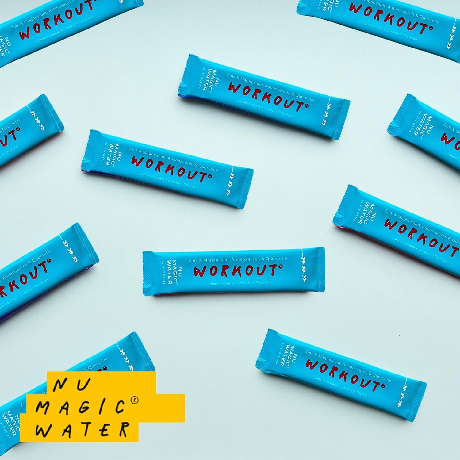 Mehrere blaue Beutel mit dem Text WORKOUT. Nu Magic Water ist am unteren Rand sichtbar.