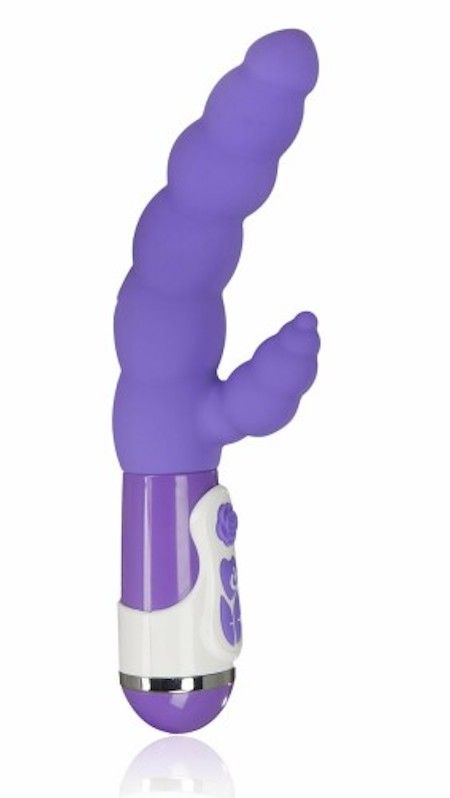 Lila Vibrator mit geriffelter Oberfläche und zusätzlichem Aufsatz. Weißer Griff mit Knöpfen und Rosenmuster.