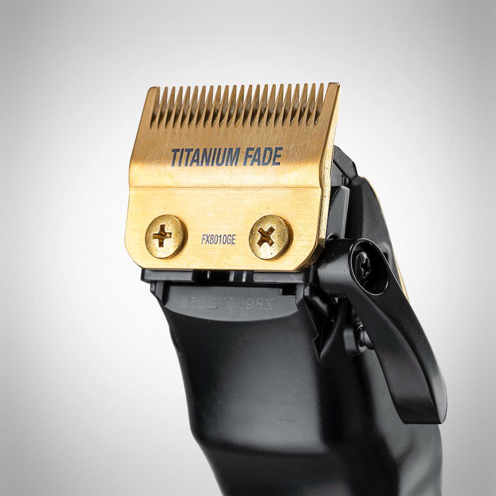 Nahaufnahme der Schneideklinge mit der Aufschrift "TITANIUM FADE". Schrauben sichtbar.