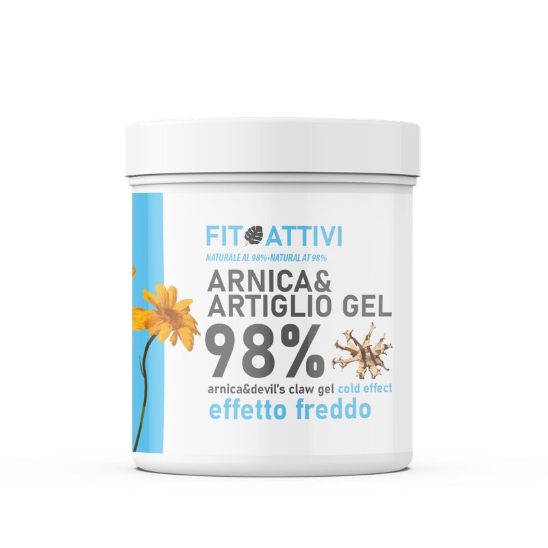 Weißer Tiegel mit blauer Banderole. Aufschrift: Arnica & Artiglio Gel 98%, effetto freddo. Marke: Fit Attivi.
