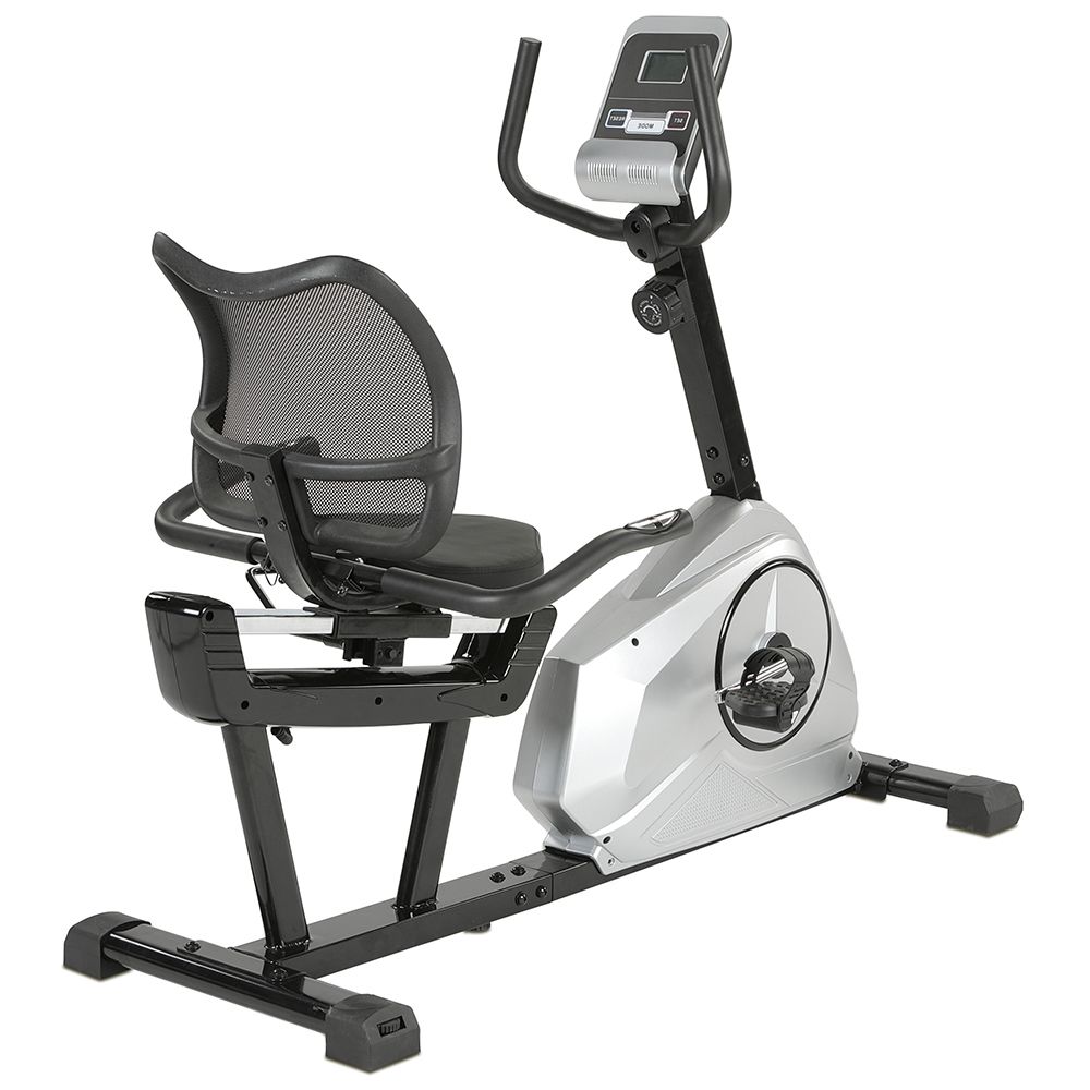 Sitz-Heimtrainer mit Rückenlehne und Armlehnen. Schwarzer Rahmen, silberne Elemente. Digitalanzeige und verstellbare Griffe.