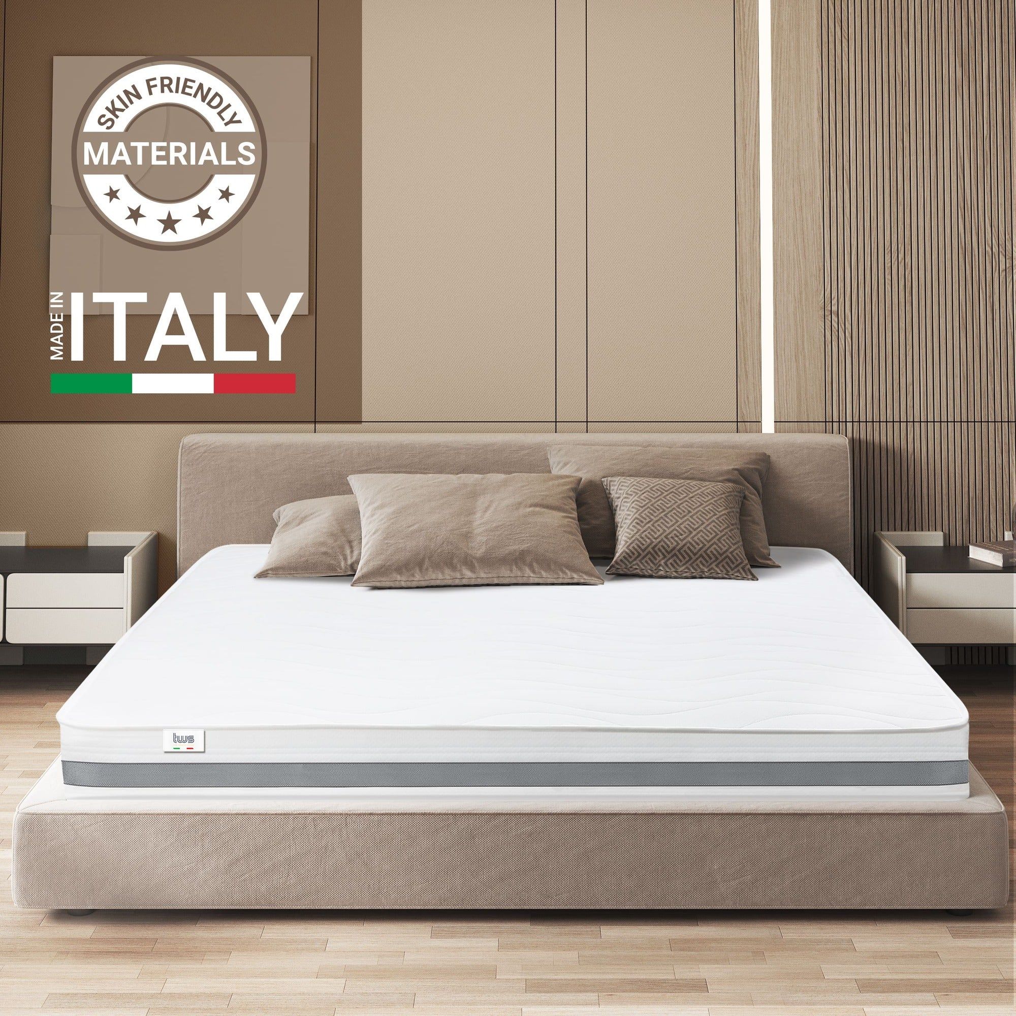 Matratze auf einem Bett, mit Siegel 'Made in Italy' und 'Skin Friendly Materials'.