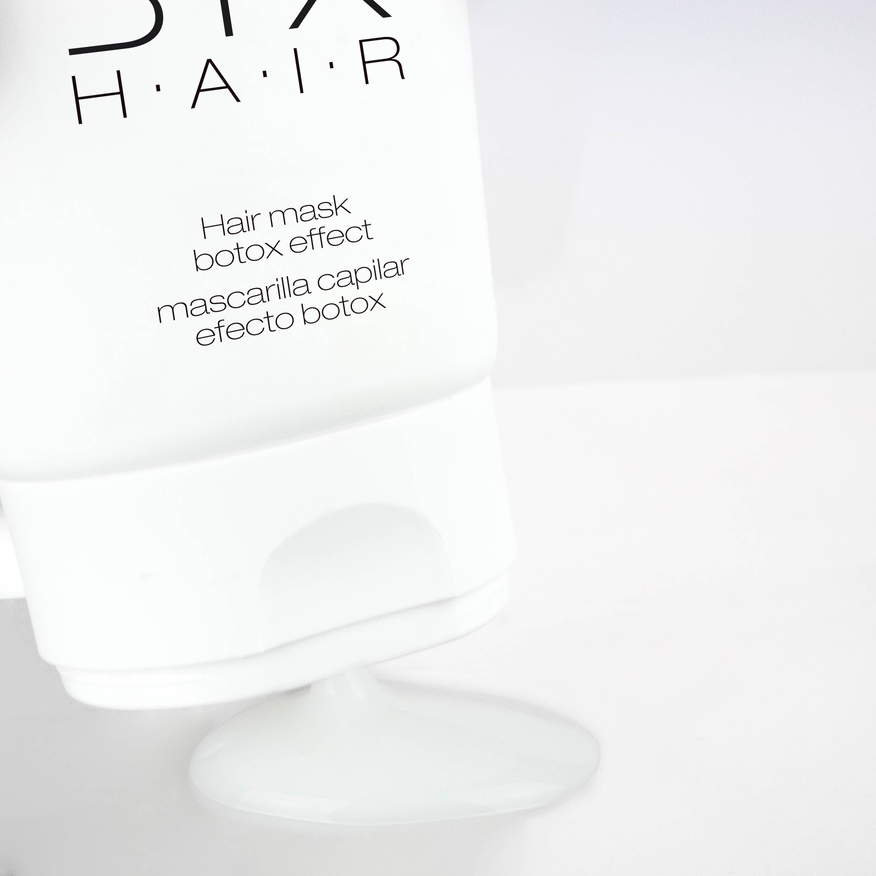 Weiße Tube mit schwarzem Aufdruck. Text: Postquam, 3TX HAIR, Hair mask botox effect, Mascarilla capilar efecto botox. Produkt wird ausgegossen.