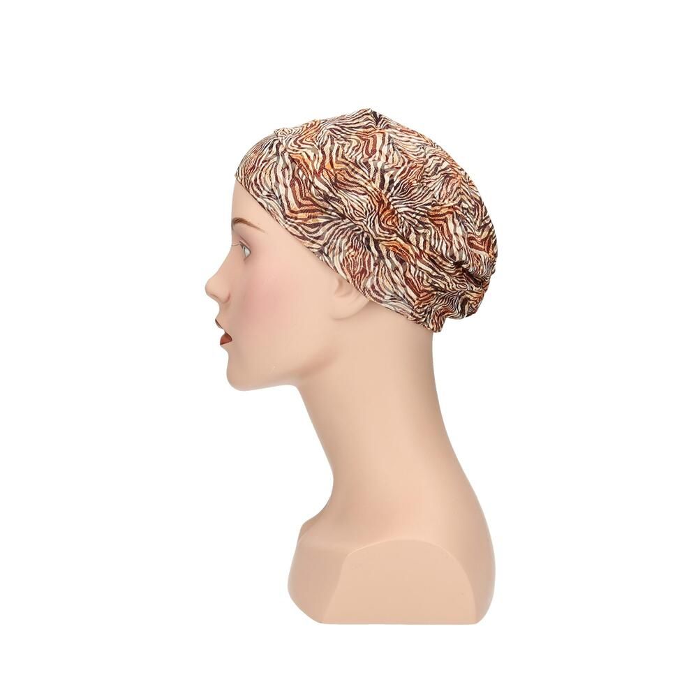Turban mit Zebra-Muster auf einer Schaufensterpuppe. Profilansicht.