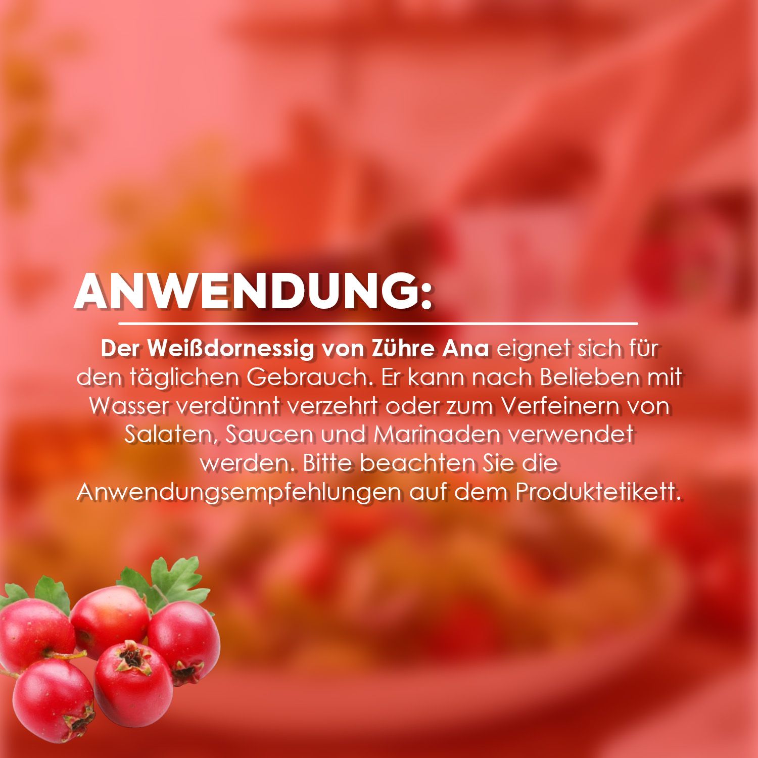 Nahaufnahme von drei roten Weißdornbeeren mit grünen Blättern, auf einem roten Hintergrund.