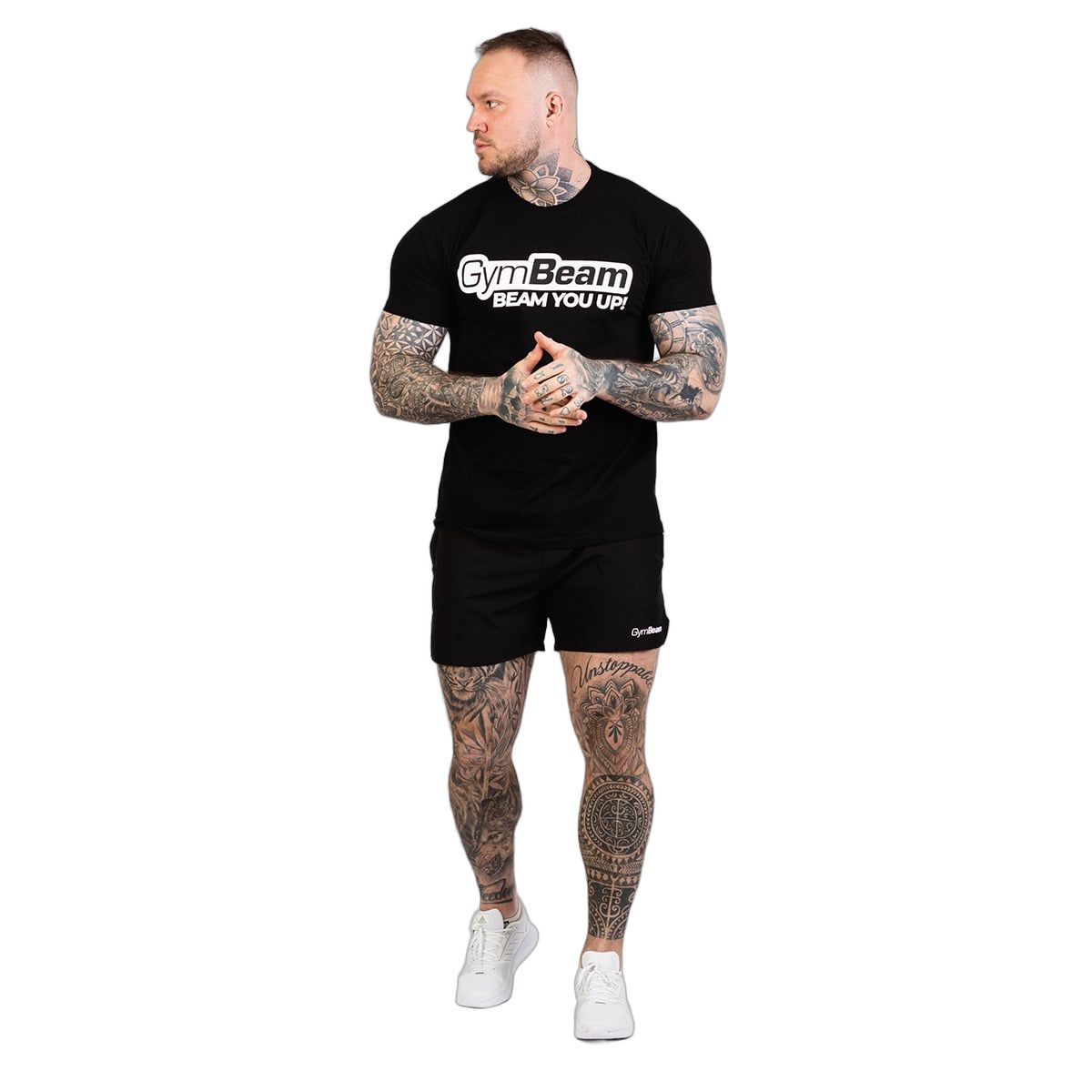 Mann in schwarzem GymBeam T-Shirt und Shorts, stehend.