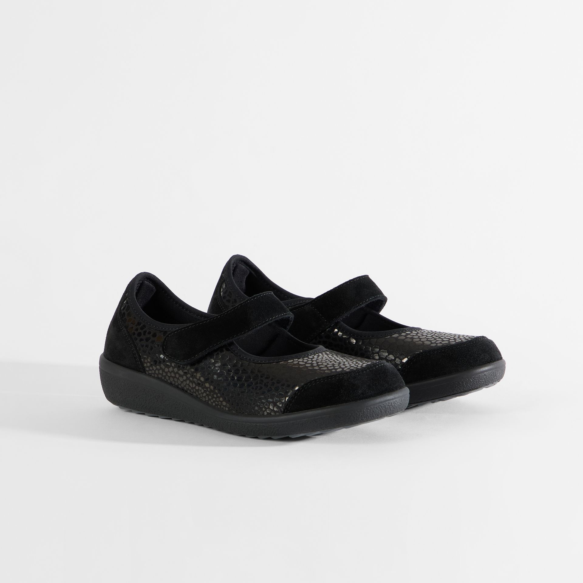 Schwarze Mary-Jane-Schuhe mit Klettverschluss und geprägtem Obermaterial.