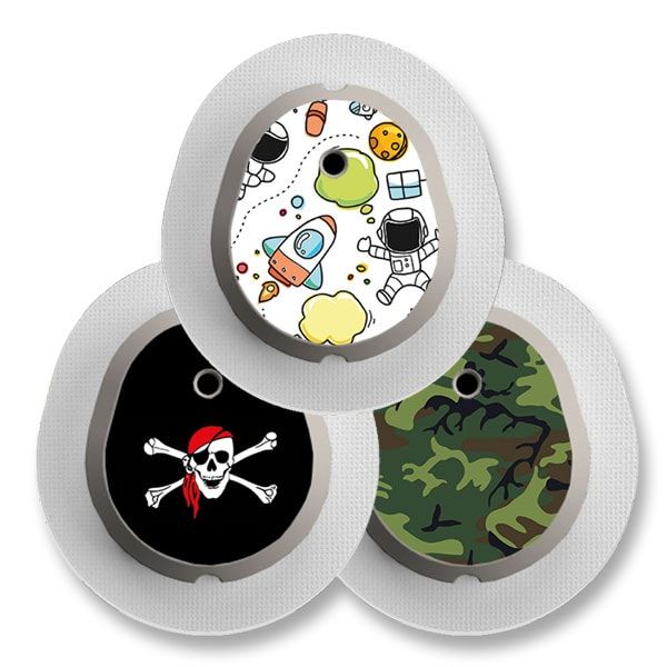 Drei runde Aufkleber mit kindlichen Designs. Einer zeigt Weltraum, einer einen Totenkopf, einer Tarnmuster.