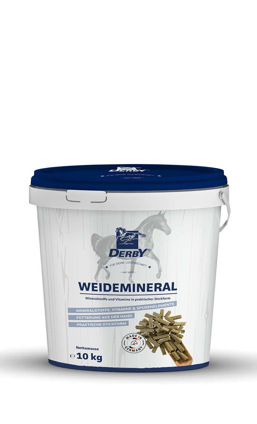 Eimer mit blauem Deckel. Aufschrift: DERBY WEIDEMINERAL. Enthält Mineralstoffe, Vitamine und Spurenelemente. Nettomasse 10 kg. Hergestellt in Deutschland.