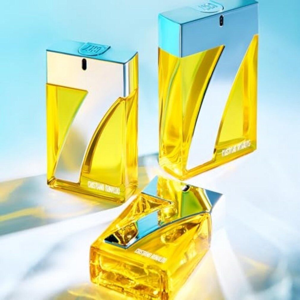 Drei Cristiano Ronaldo 7 Eau de Toilette Flakons in verschiedenen Größen auf hellem Hintergrund.