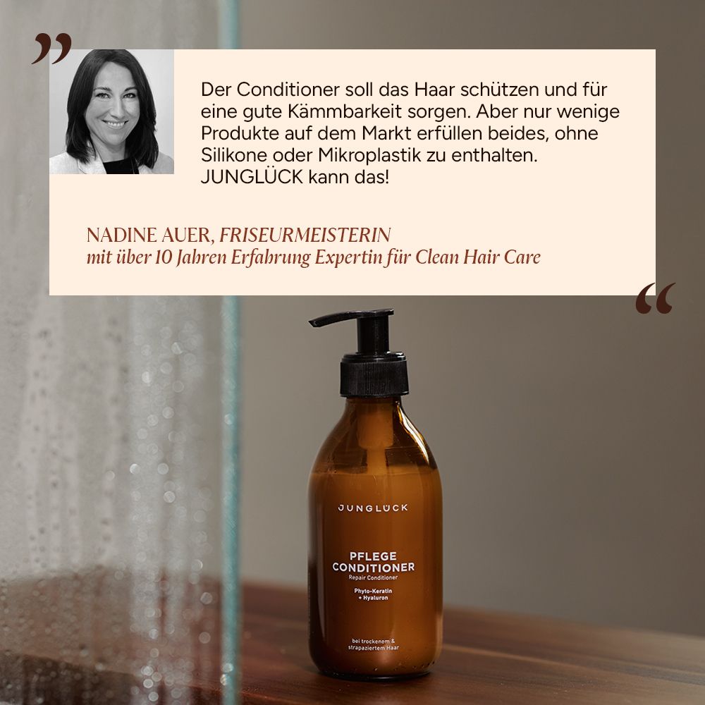 Braune Flasche mit schwarzem Pumpkopf. Im Hintergrund eine Frau und Text über den Conditioner.